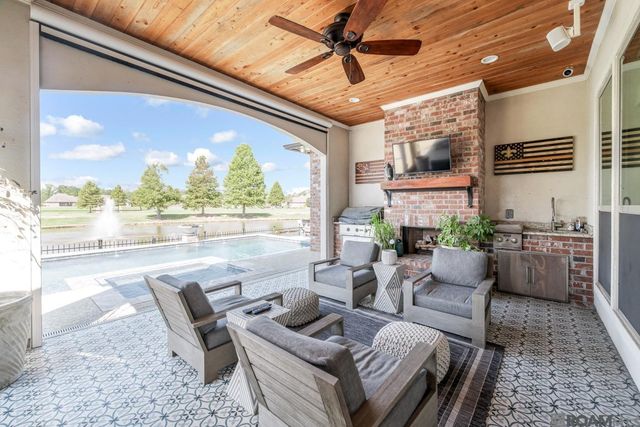 9327 Villa Crossing Dr, Greenwell Springs, LA 70739