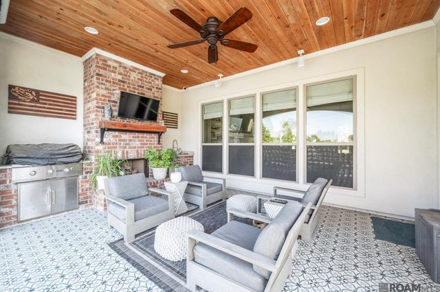 9327 Villa Crossing Dr, Greenwell Springs, LA 70739