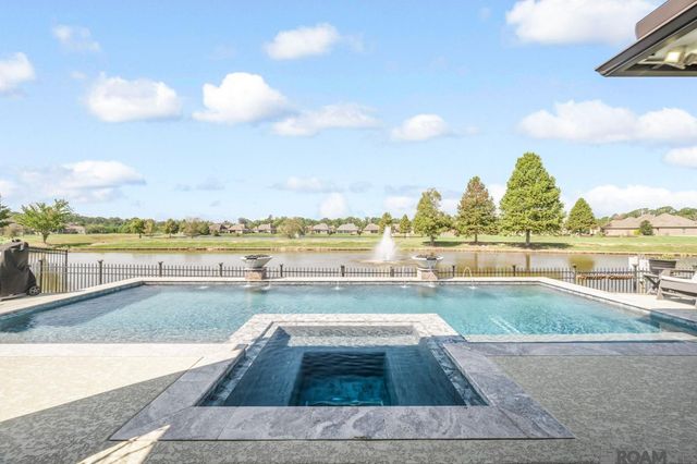 9327 Villa Crossing Dr, Greenwell Springs, LA 70739