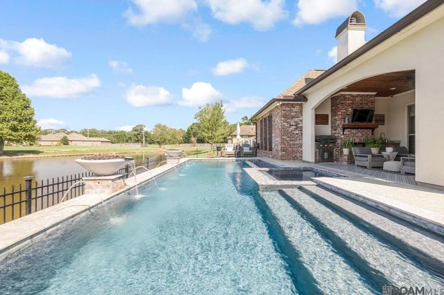 9327 Villa Crossing Dr, Greenwell Springs, LA 70739