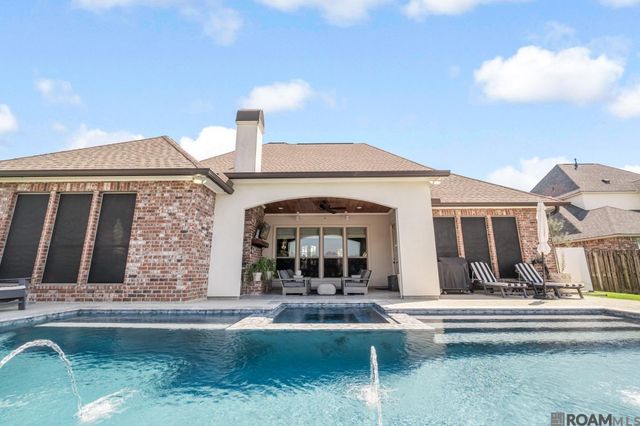 9327 Villa Crossing Dr, Greenwell Springs, LA 70739