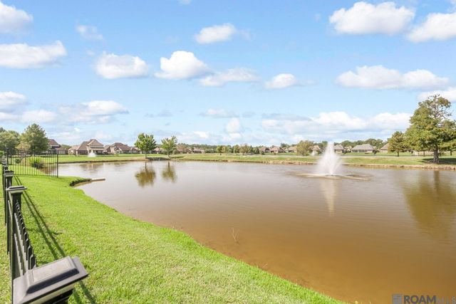 9327 Villa Crossing Dr, Greenwell Springs, LA 70739