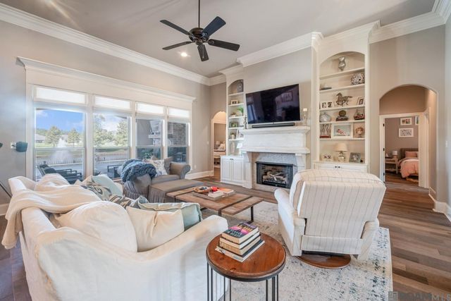 9327 Villa Crossing Dr, Greenwell Springs, LA 70739