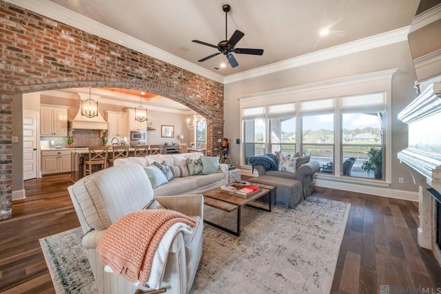 9327 Villa Crossing Dr, Greenwell Springs, LA 70739