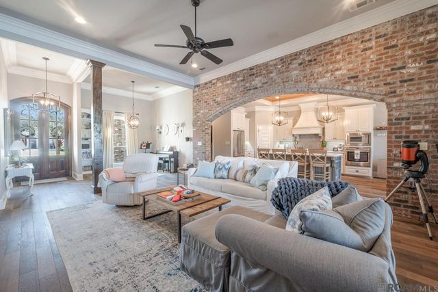 9327 Villa Crossing Dr, Greenwell Springs, LA 70739