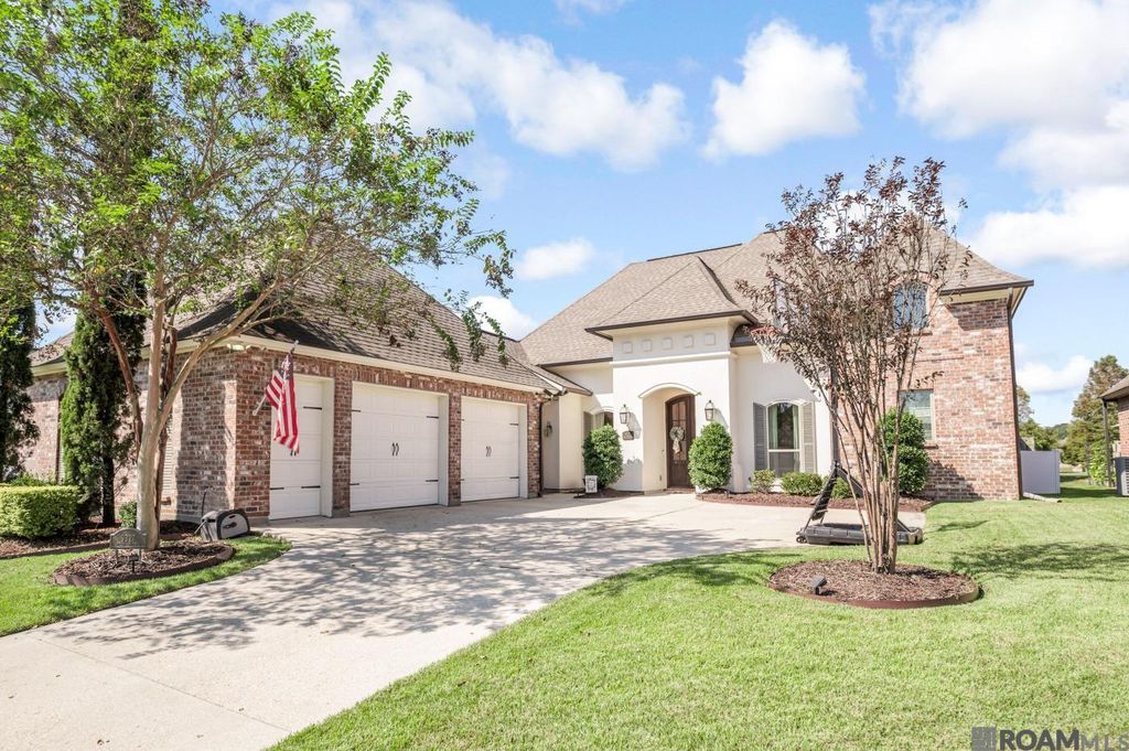 9327 Villa Crossing Dr, Greenwell Springs, LA 70739