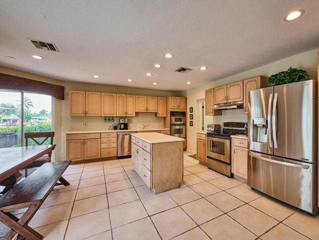 2810 NE 48th Court, Lighthouse Point, FL 33064