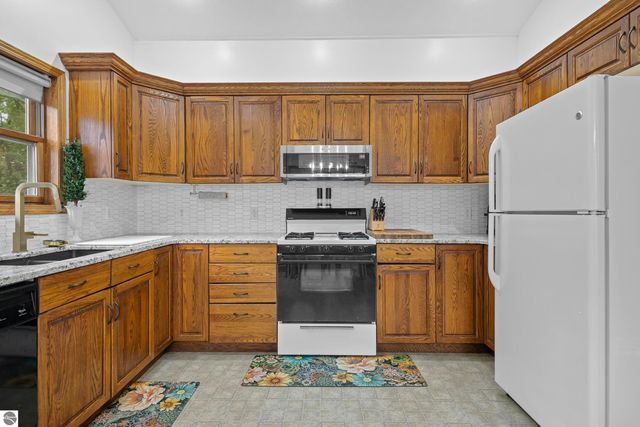 2410 E Lake Mitchell Drive, Cadillac, MI 49601