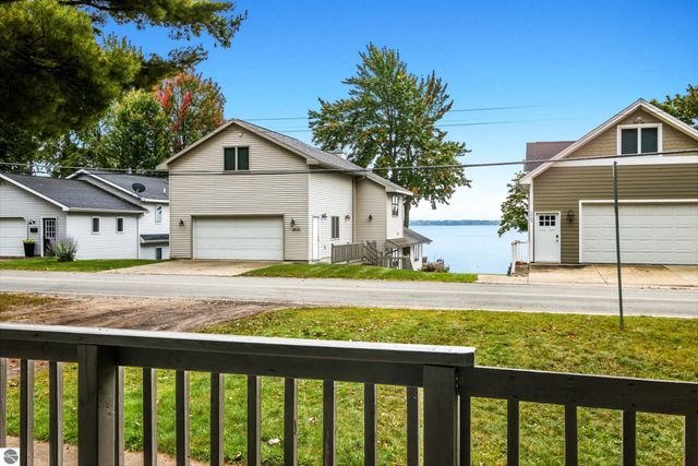 2410 E Lake Mitchell Drive, Cadillac, MI 49601