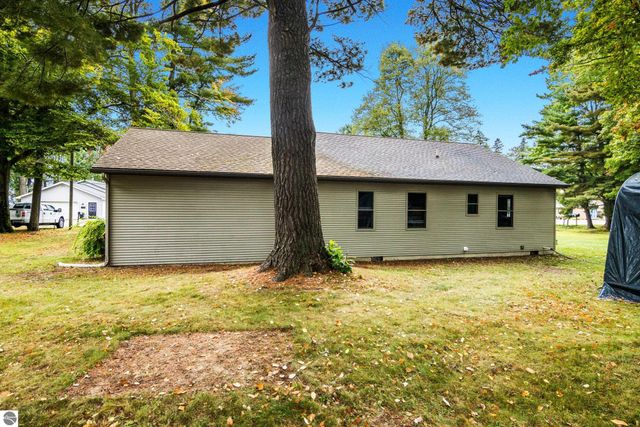 2410 E Lake Mitchell Drive, Cadillac, MI 49601