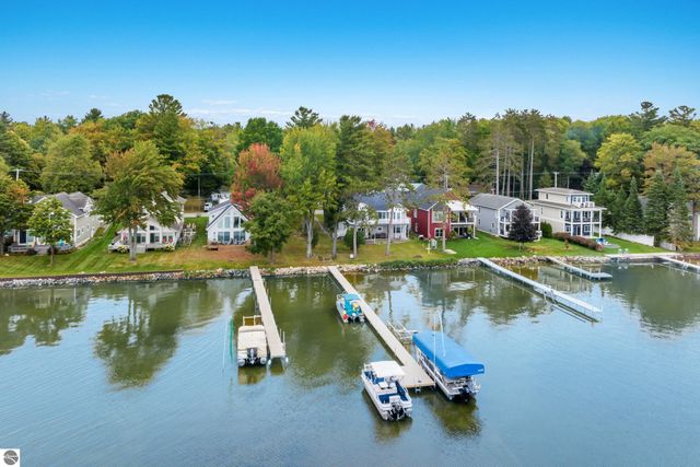 2410 E Lake Mitchell Drive, Cadillac, MI 49601