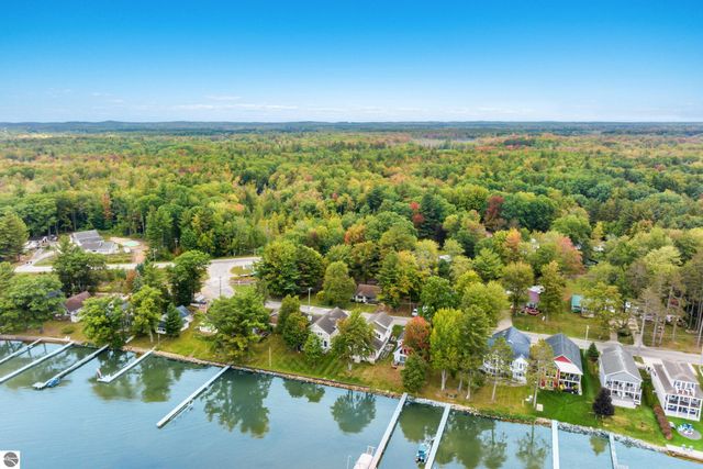 2410 E Lake Mitchell Drive, Cadillac, MI 49601