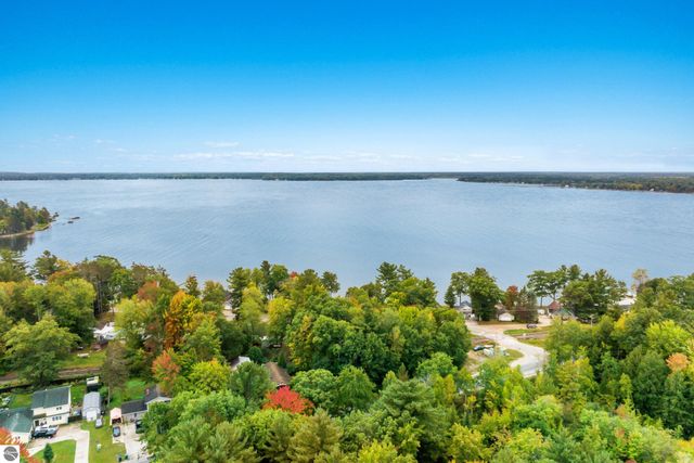 2410 E Lake Mitchell Drive, Cadillac, MI 49601