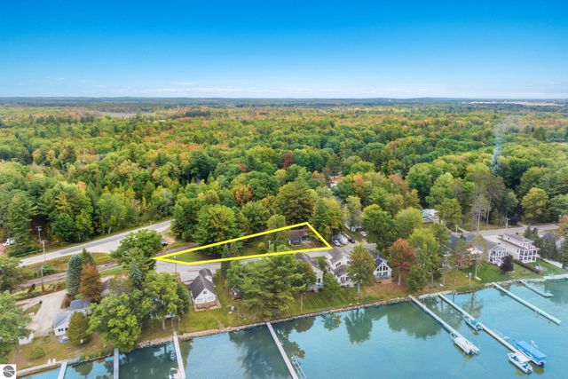 2410 E Lake Mitchell Drive, Cadillac, MI 49601