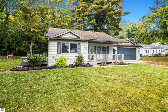 2410 E Lake Mitchell Drive, Cadillac, MI 49601