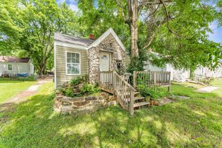 1673 East Chestnut Street, Springfield, MO 65802