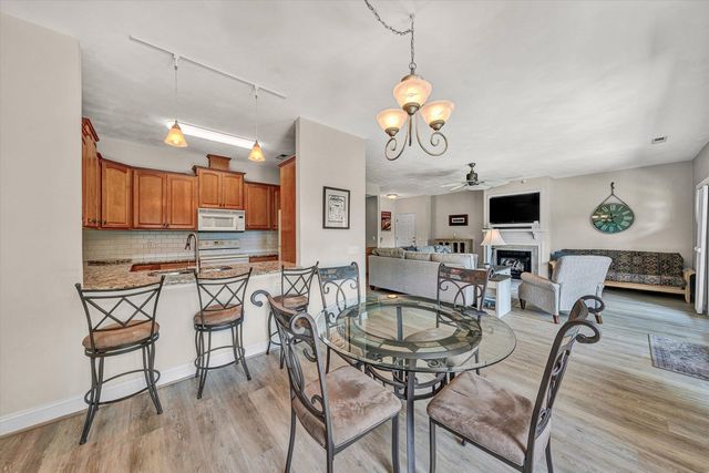295 S Pointe Shore DR 102, Moneta, VA 24121