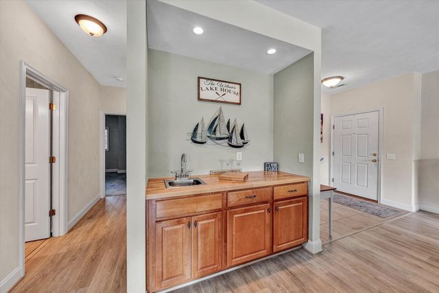 295 S Pointe Shore DR 102, Moneta, VA 24121