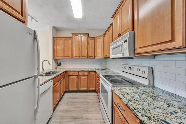 295 S Pointe Shore DR 102, Moneta, VA 24121