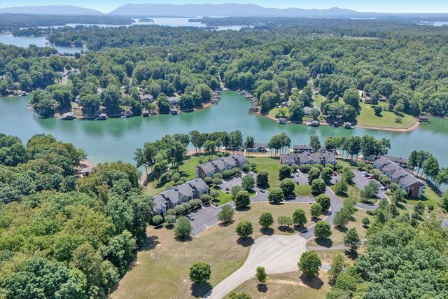 295 S Pointe Shore DR 102, Moneta, VA 24121