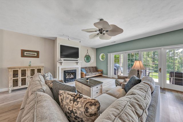 295 S Pointe Shore DR 102, Moneta, VA 24121
