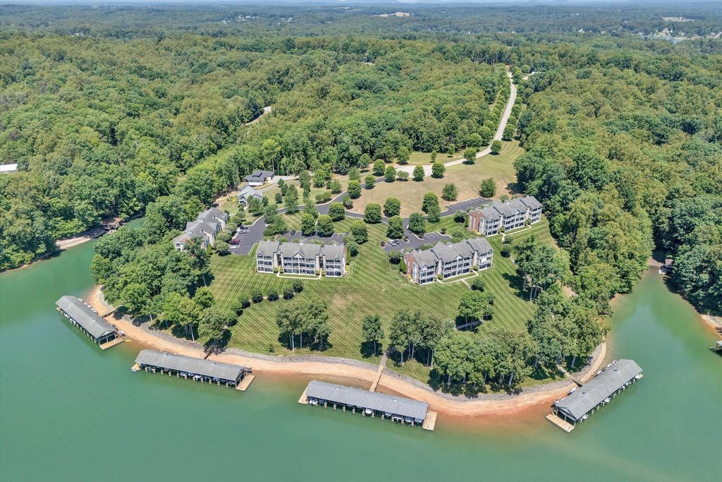 295 S Pointe Shore DR 102, Moneta, VA 24121