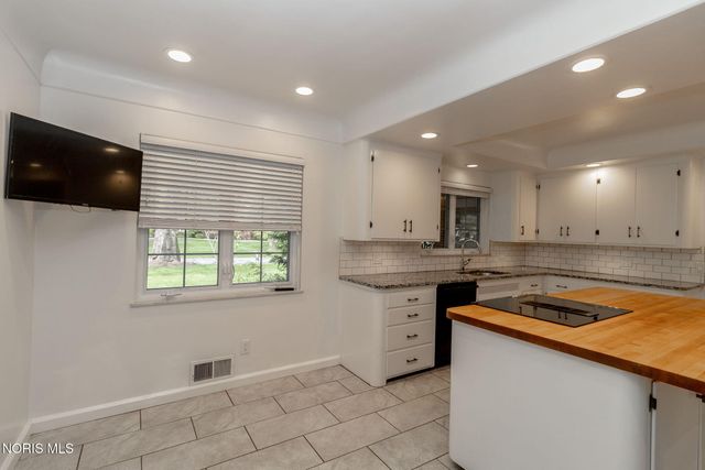 2630 Edgehill Road, Ottawa Hills, OH 43615