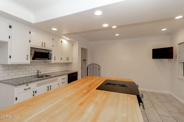 2630 Edgehill Road, Ottawa Hills, OH 43615