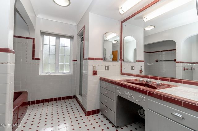 2630 Edgehill Road, Ottawa Hills, OH 43615