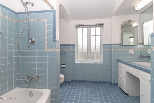 2630 Edgehill Road, Ottawa Hills, OH 43615