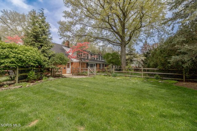 2630 Edgehill Road, Ottawa Hills, OH 43615
