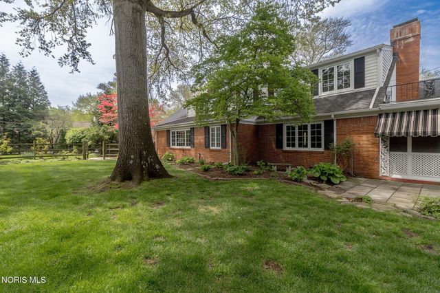 2630 Edgehill Road, Ottawa Hills, OH 43615