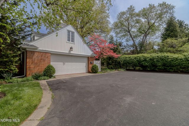 2630 Edgehill Road, Ottawa Hills, OH 43615