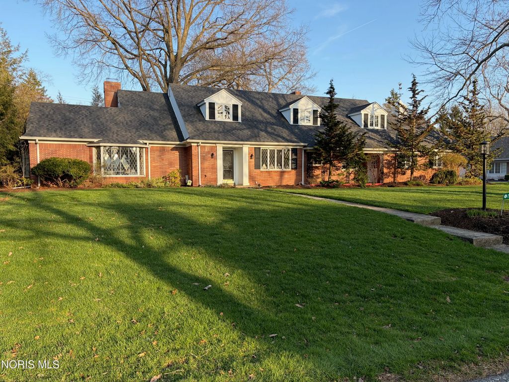 2630 Edgehill Road, Ottawa Hills, OH 43615