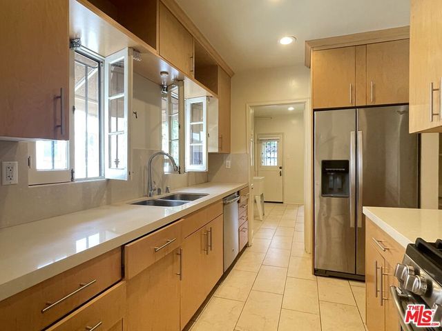 203 N Doheny Drive, Beverly Hills, CA 90211