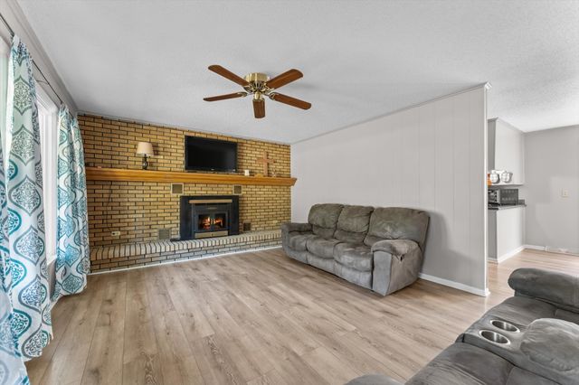 550 Lakeview Cir, Tennessee Ridge, TN 37178