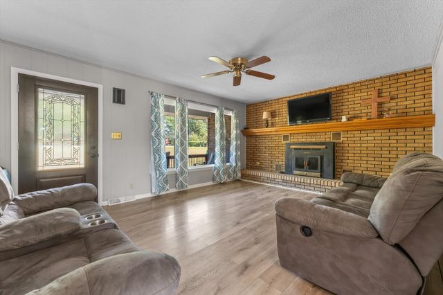 550 Lakeview Cir, Tennessee Ridge, TN 37178