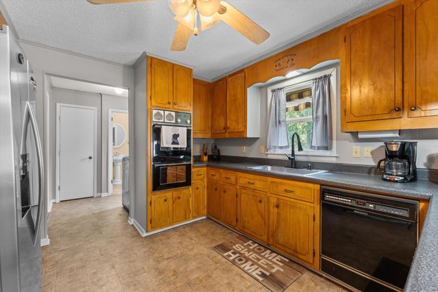 550 Lakeview Cir, Tennessee Ridge, TN 37178