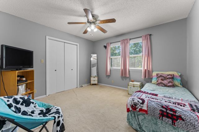 550 Lakeview Cir, Tennessee Ridge, TN 37178