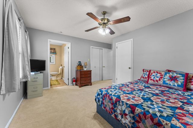 550 Lakeview Cir, Tennessee Ridge, TN 37178