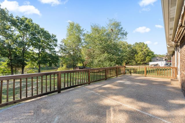 550 Lakeview Cir, Tennessee Ridge, TN 37178