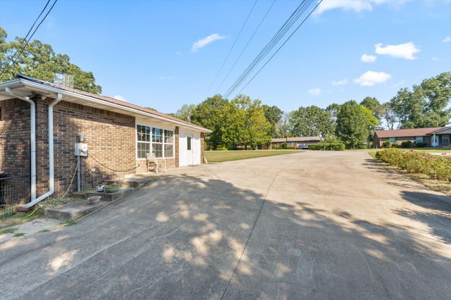 550 Lakeview Cir, Tennessee Ridge, TN 37178