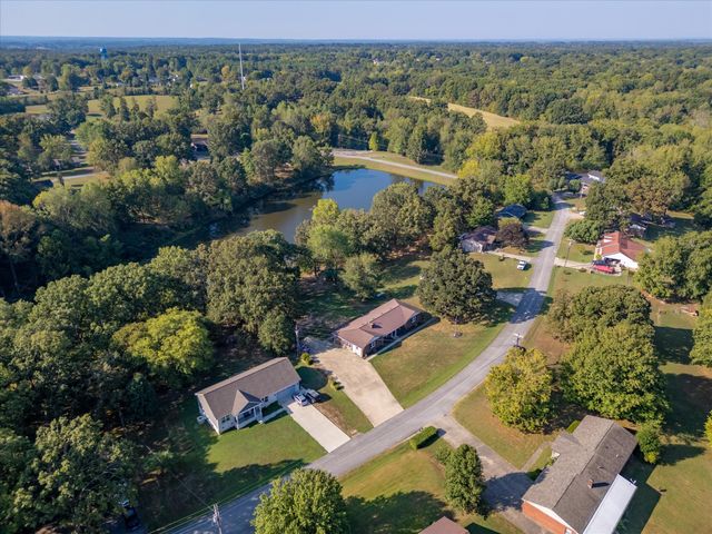 550 Lakeview Cir, Tennessee Ridge, TN 37178