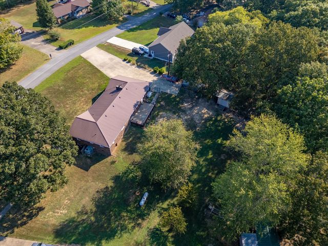550 Lakeview Cir, Tennessee Ridge, TN 37178
