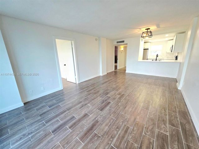 108 Royal Park Dr 2H, Oakland Park, FL 33309