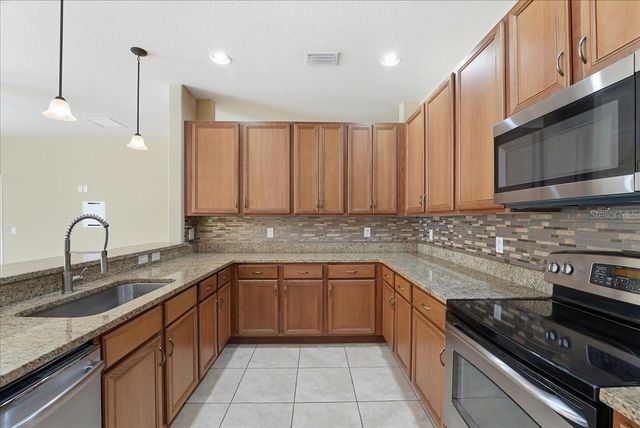 950 E BROADWAY STREET, Oviedo, FL 32765