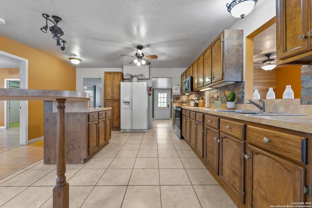 16097 Trawalter Rd, Atascosa, TX 78002