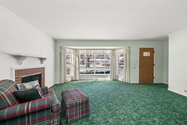 1233 S Prospect Avenue, Park Ridge, IL 60068