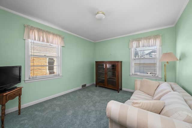 1233 S Prospect Avenue, Park Ridge, IL 60068