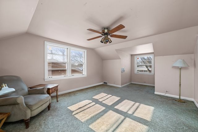 1233 S Prospect Avenue, Park Ridge, IL 60068